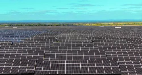 Nahaufnahmen von Solarmodulen in einer Reihe Innovative Systeme zur Umwandlung von Sonnenenergie in Elektrizität