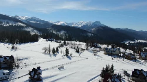 Vue Drone d'un petit village de montagne dans les Tatras, près de Zakopane, Pologne