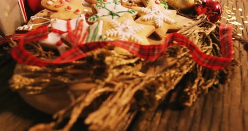 Gros plan de divers desserts et cadeaux de Noël