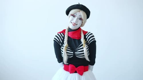 Zeitlupe von Cute Girl Pantomime lächelt und blinkt, flirtet in die Kamera