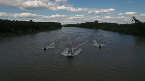 Motorboot und zwei Jetskis