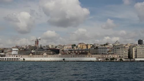 Galataturm von einer Fähre in Istanbul, Türkei