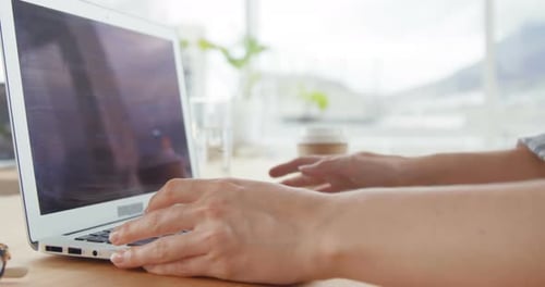 Geschäftsfrau arbeitet am Laptop an ihrem Schreibtisch