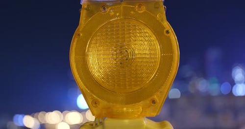 Gelbe Straßenbau-Warnleuchte bei Nacht