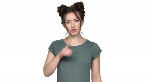 Porträt einer Frau mit doppelter Brötchenfrisur, die mit strengem Blick in die Kamera schaut und darum bittet, sie zu behalten