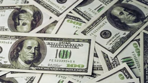 Pila de billetes de papel de cien dólares estadounidenses en el escritorio de la oficina