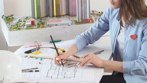 Der junge talentierte Architekt und Designer zeichnet mit Hilfe eines Kompasses Skizzen von Designlösungen
