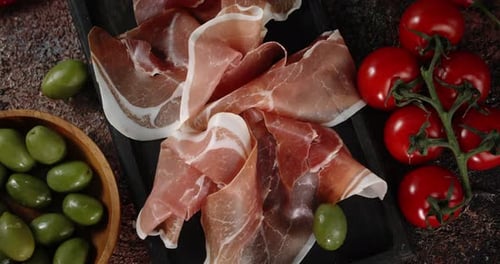 L'antipasto aux tomates et aux olives tourne sur la table.