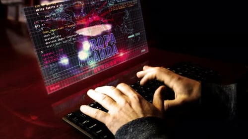 Clavier de dactylographie homme avec écran hologramme de propagande