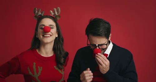 Femme nerd flirtant avec un homme timide