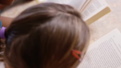 Livro de leitura de crianças em idade escolar na biblioteca