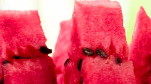 Wassermelonenscheiben auf hellem Hintergrund