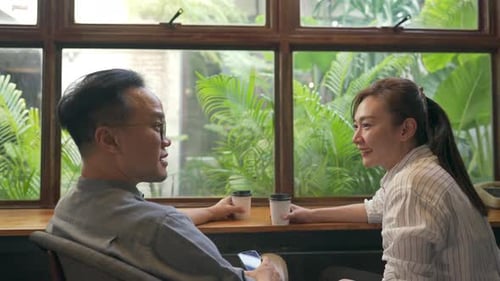 4K Asian man and woman meeting and talking together at coffee shop
