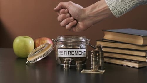 Hombre tratando de ahorrar algo de dinero para la jubilación