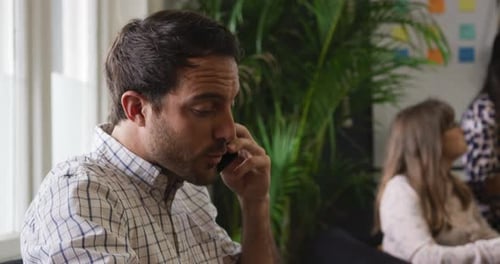 Professionnel masculin de la génération Y travaillant dans un bureau de création