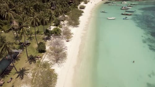 Über dem weißen Sandstrand