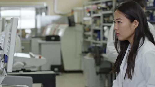 Ingenieurin, die Maschine bedient