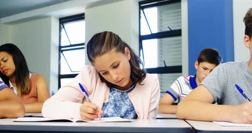 Schüler betrügt während der Prüfung im Klassenzimmer