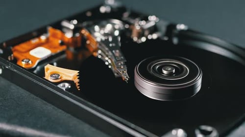 Un disque dur endommagé crée une rainure circulaire sur un plateau magnétique rotatif