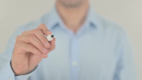 Einhorn, Mann schreibt auf transparentem Bildschirm