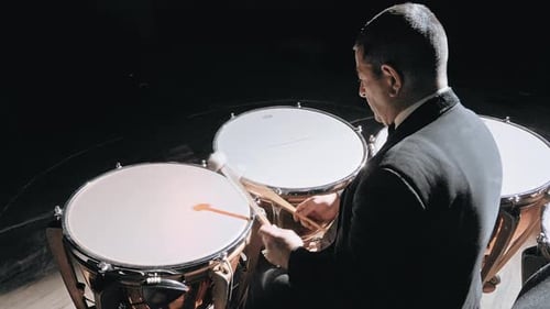 Musiker spielt Pauke