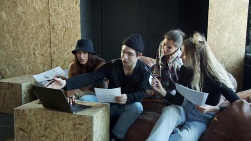 Les élèves résolvent un problème ensemble lors d'un cours scolaire en ligne