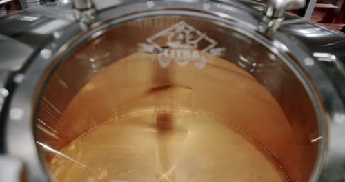 Produção de cerveja despejando grãos de malte em um grande tanque de moagem na cervejaria