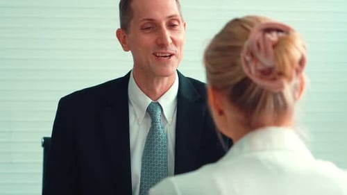 Arbeitssuchender im Vorstellungsgespräch mit dem Manager