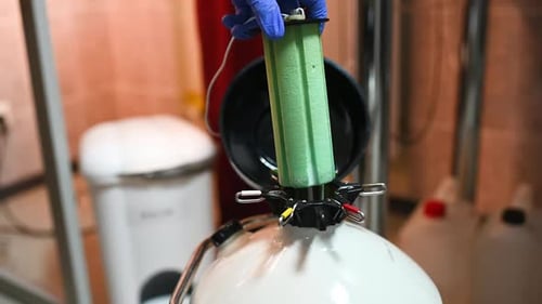 Dewar-Gefäß mit flüssigem Stickstoff mit gefrorenen Embryonen und Eiern in einer Kryobank in einer modernen IVF-Klinik