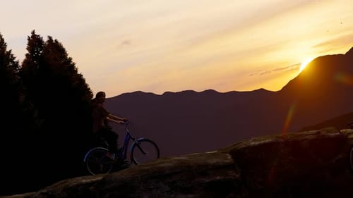 Junge Frau macht Bergtour mit dem Fahrrad bei Sonnenuntergang