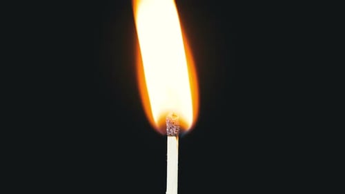 Zündspiel und Flamme auf schwarzem Hintergrund