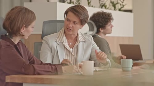 Teamwork von Mitarbeitern im Büro