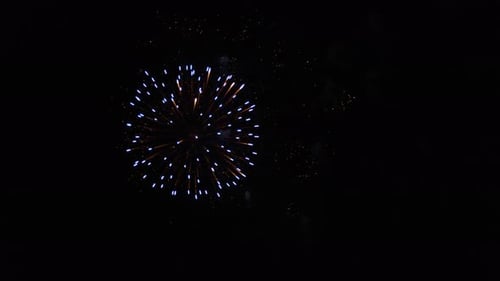 Feuerwerk am Himmel auf schwarzem Hintergrund