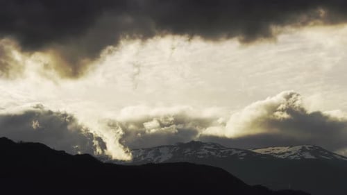 Berge hinter dicken Wolken