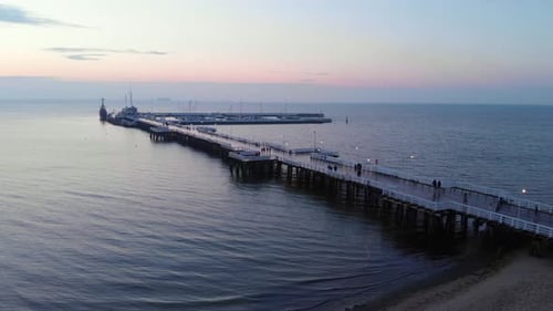 Pier bei Sonnenaufgang