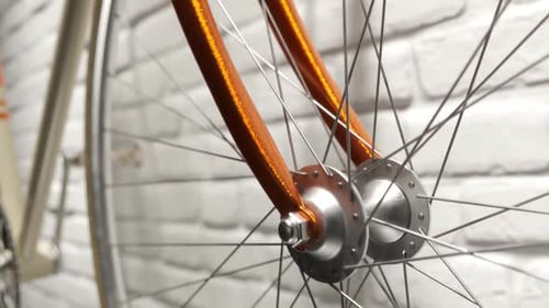 Altmodisches Retro-Fahrrad an einer weißen Wand. Vorderrad und Lenker
aus nächster Nähe