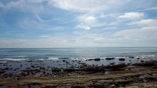 Ein malerischer Felsstrand an der Küste.