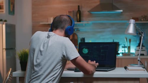 Man Hacker codiert Html und programmiert Laptop auf dem Bildschirm