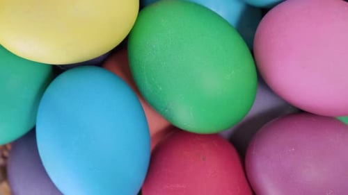 Bunter Osterhintergrund mit rotierenden Hühnereiern