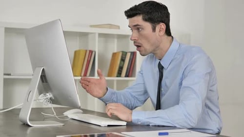 Geschäftsmann unter Schock bei der Arbeit am Computer