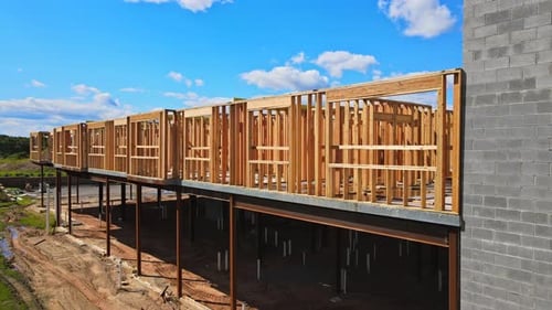 La nueva construcción de Beam Construction House enmarcó el terreno