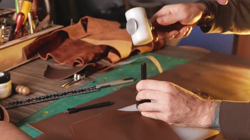 Tanner arbeitet mit Leder macht Geldbeutel Handarbeit Kleinunternehmen Produktion