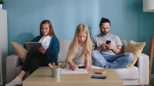 Familia joven pasa tiempo en casa