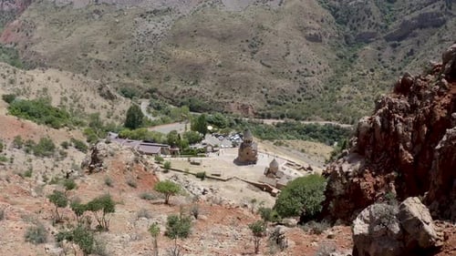 Vue imprenable, Drone vole lentement vers une célèbre église de Noravank en Arménie, dans le Caucase.
