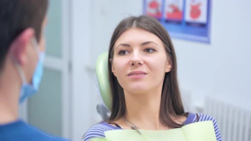 Lächelnder Patient hört auf Zahnarztpraxis Rat