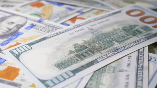 Carte de crédit avec billet en dollars, rotation de l'argent sur la table