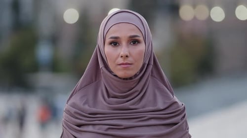Nahaufnahme Traurige verärgerte muslimische Frau Schöne junge islamische Mädchen Arabische Dame im Hijab steht in der Stadt