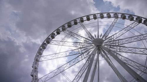 Riesenrad rotiert gegen die Wolken