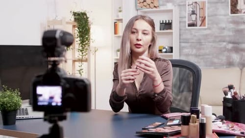 Famosa influencer de belleza que muestra cómo usar el pincel de maquillaje