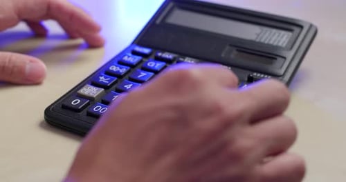 Calculadora de trabajo con luz azul